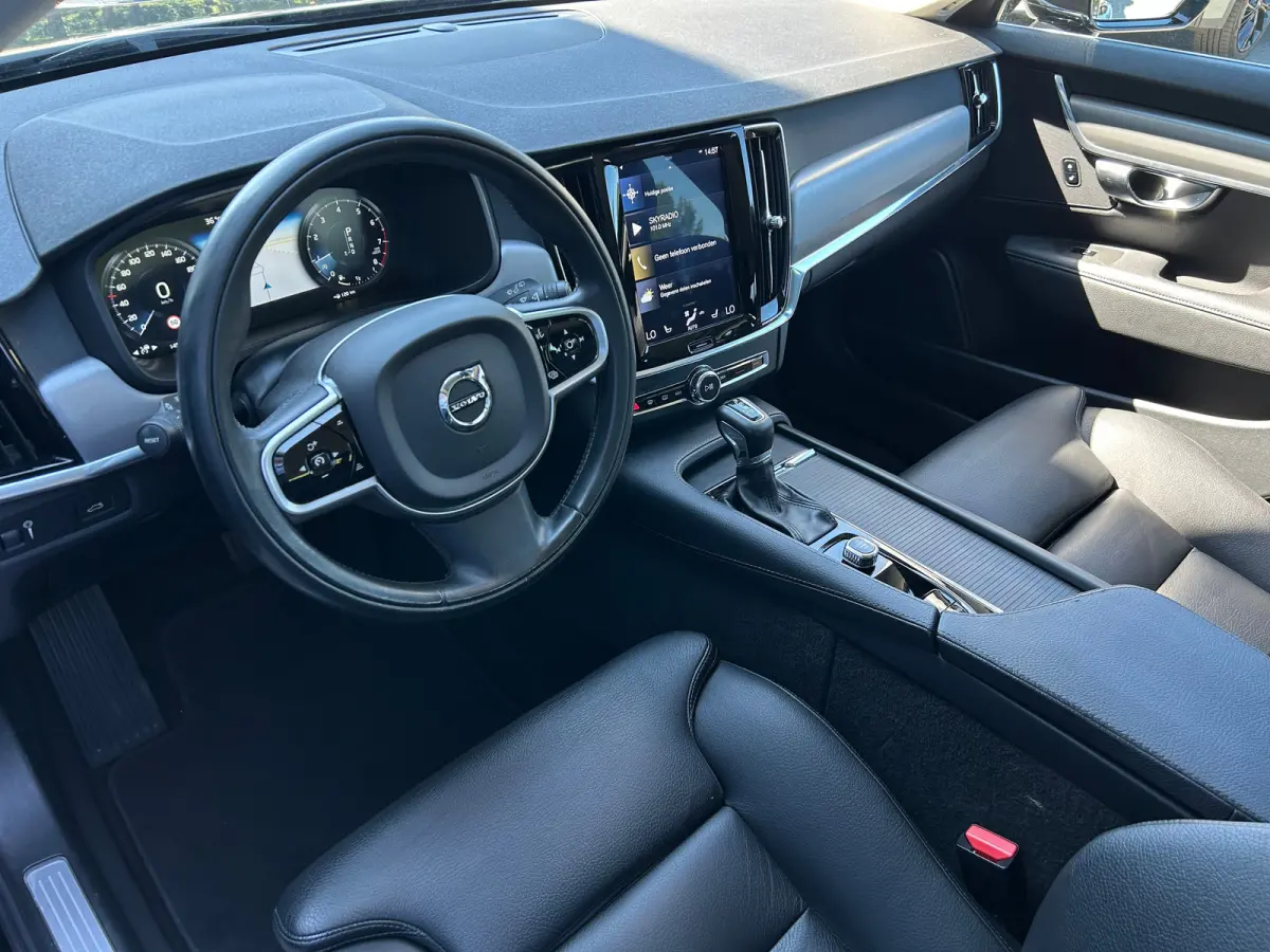2.0 T4 Momentum | Pilot Assist | BLIS | Memory | Leder | Standkachel | Stoel- & stuurverwarming | CarPlay |
