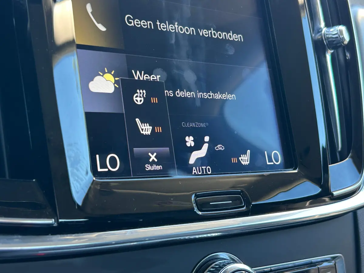 2.0 T4 Momentum | Pilot Assist | BLIS | Memory | Leder | Standkachel | Stoel- & stuurverwarming | CarPlay |