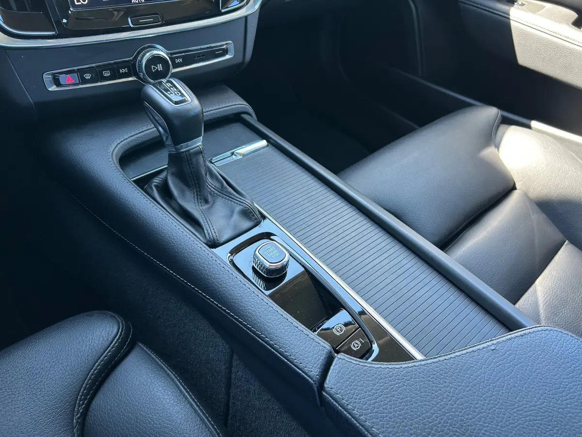 2.0 T4 Momentum | Pilot Assist | BLIS | Memory | Leder | Standkachel | Stoel- & stuurverwarming | CarPlay |