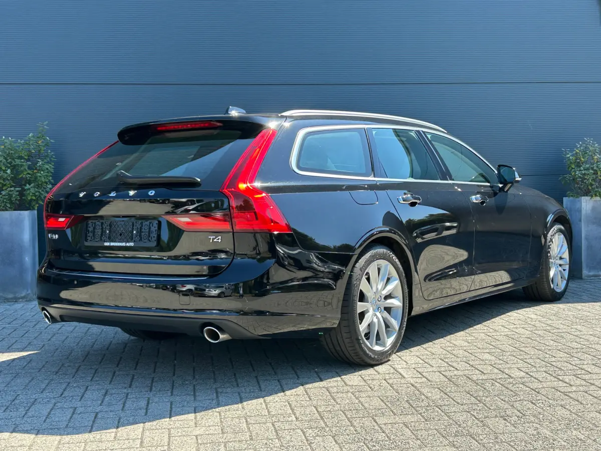 2.0 T4 Momentum | Pilot Assist | BLIS | Memory | Leder | Standkachel | Stoel- & stuurverwarming | CarPlay |
