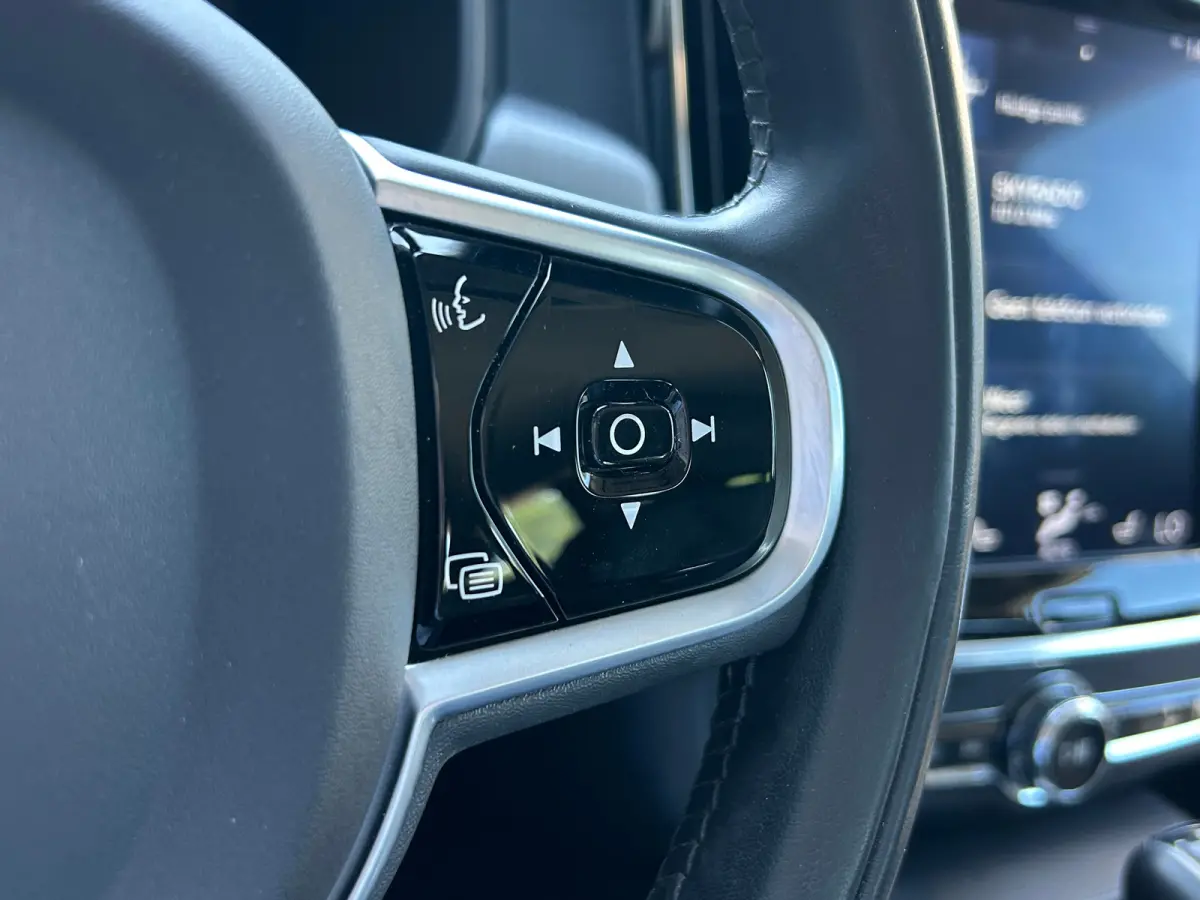 2.0 T4 Momentum | Pilot Assist | BLIS | Memory | Leder | Standkachel | Stoel- & stuurverwarming | CarPlay |
