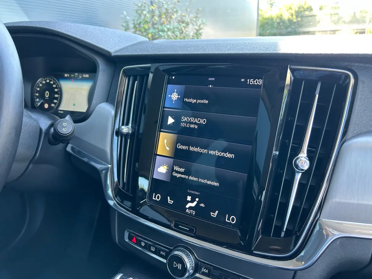 2.0 T4 Momentum | Pilot Assist | BLIS | Memory | Leder | Standkachel | Stoel- & stuurverwarming | CarPlay |
