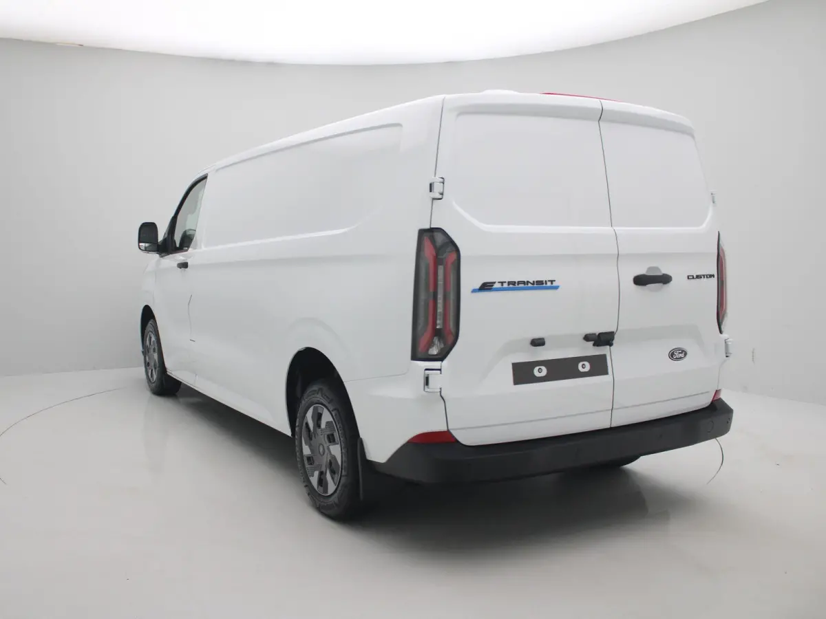 340 L2H1 Trend 71 kWh | Laadvloer bescherming | Trekhaakvoorbereiding | All Weather banden | LED laadruimteverlichting | Bekleding zijwand en achterdeuren |