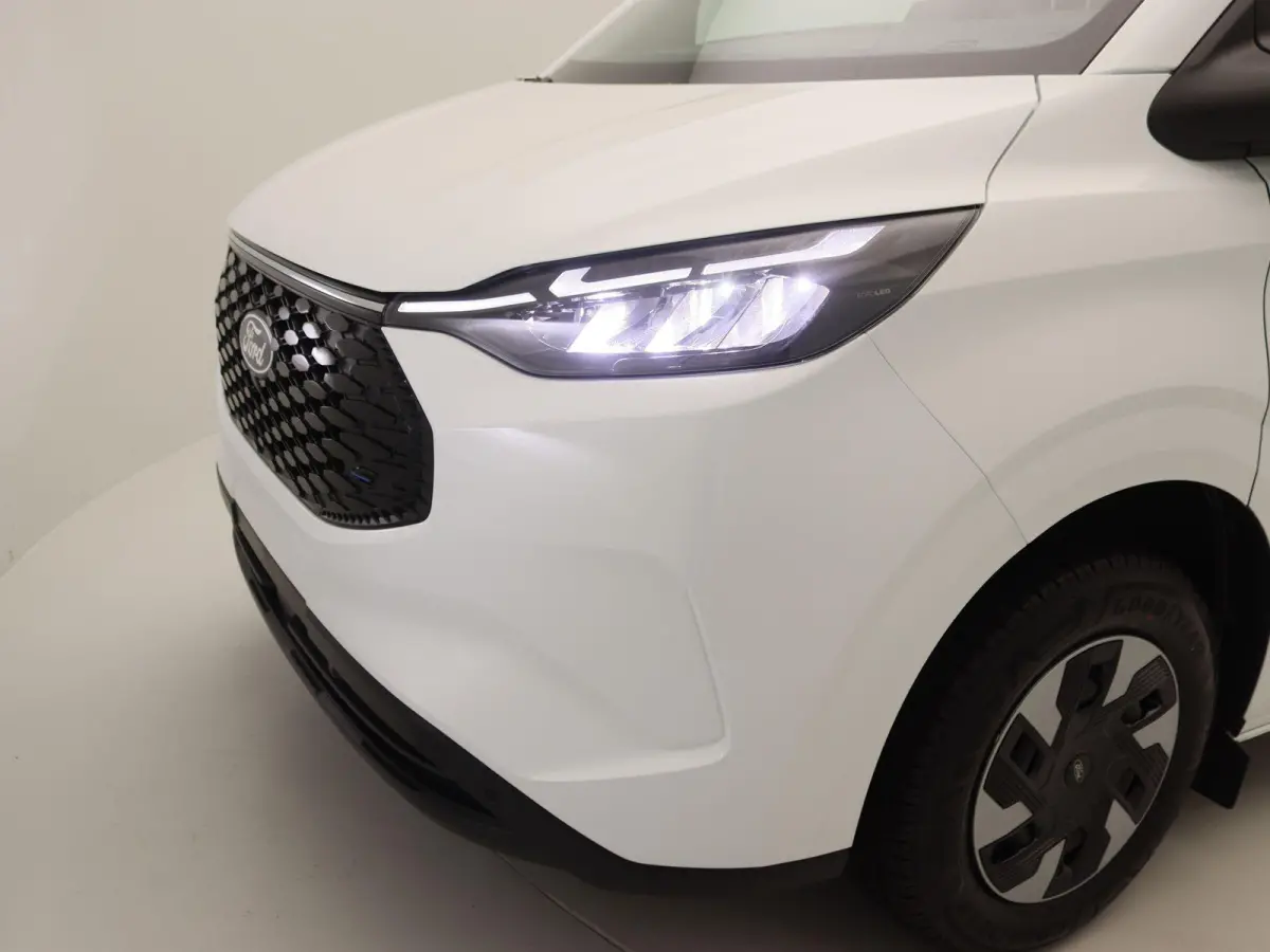 340 L2H1 Trend 71 kWh | Laadvloer bescherming | Trekhaakvoorbereiding | All Weather banden | LED laadruimteverlichting | Bekleding zijwand en achterdeuren |