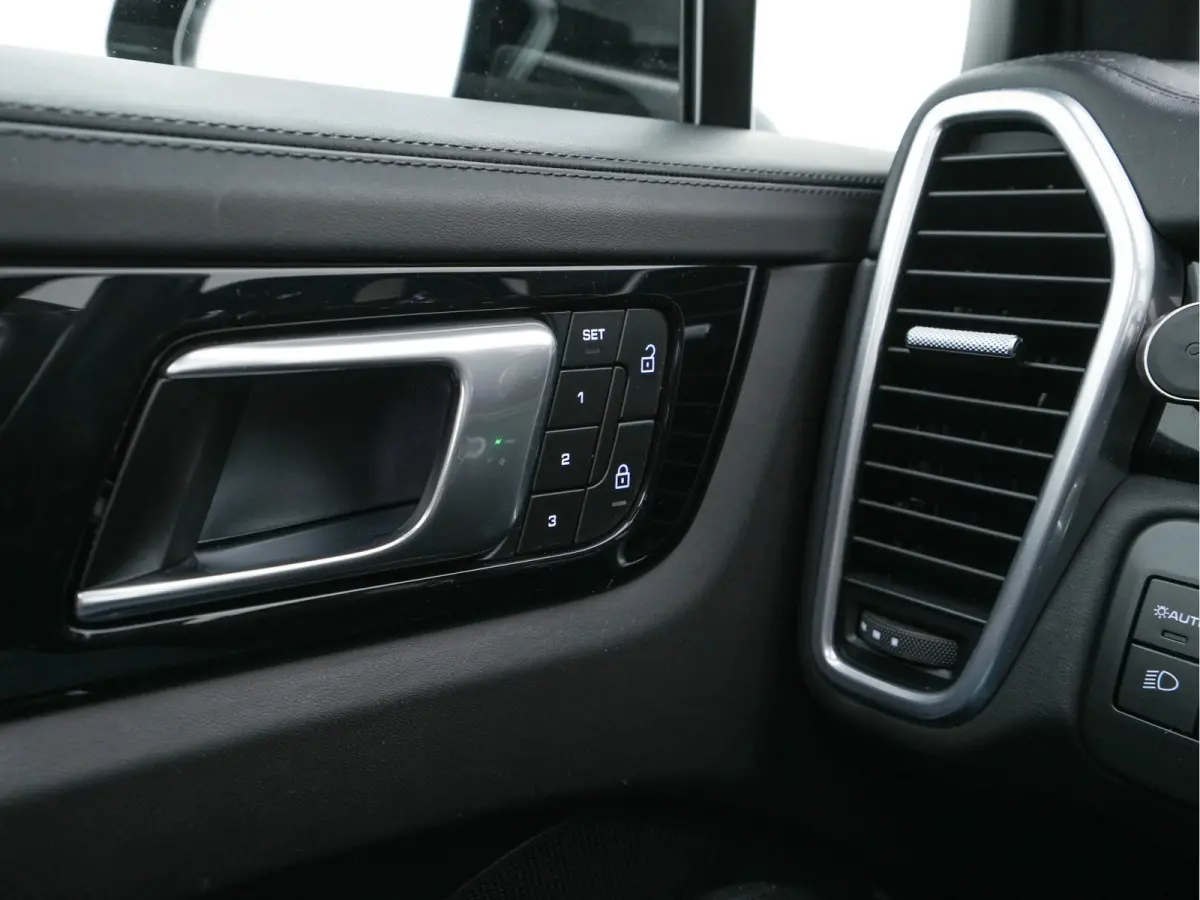 3.0 E-Hybrid AWD (Plug-in) {SoH-100%} (INCL-BTW) *PANO | LEATHER | FULL-LED | SPORTCHRONO | MEMORY-PACK | BOSE-AUDIO | TOPVIEW | HEATED/VENTILATED-SPORTSEATS | DAB | NAVI-FULLAMP | PRIVACY-G