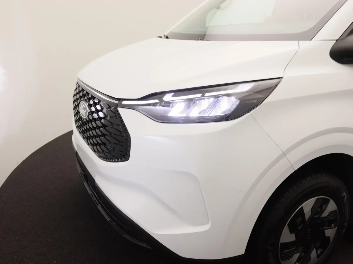 340 L2H1 Trend 71 kWh | Laadvloer bescherming | Trekhaakvoorbereiding | All Weather banden | LED laadruimteverlichting | Bekleding zijwand en achterdeuren |