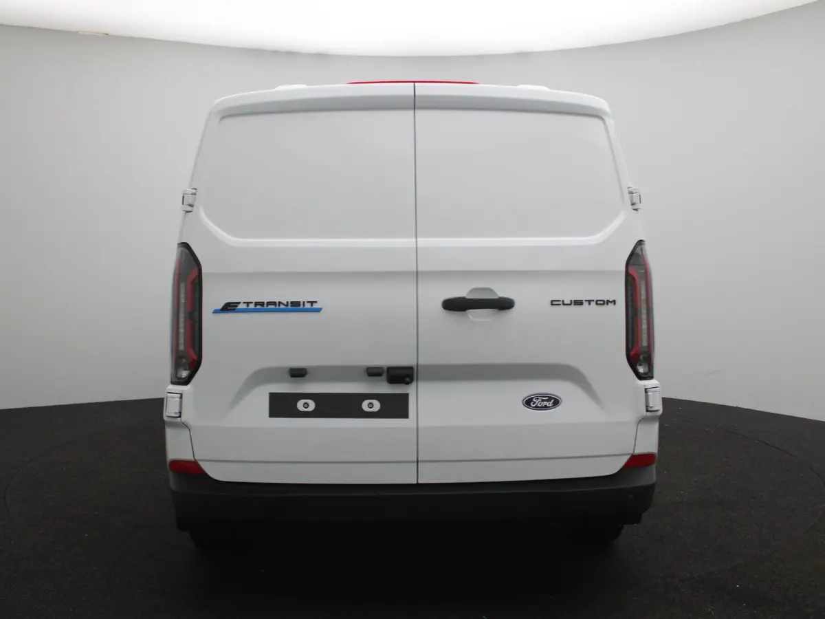340 L2H1 Trend 71 kWh | Laadvloer bescherming | Trekhaakvoorbereiding | All Weather banden | LED laadruimteverlichting | Bekleding zijwand en achterdeuren |