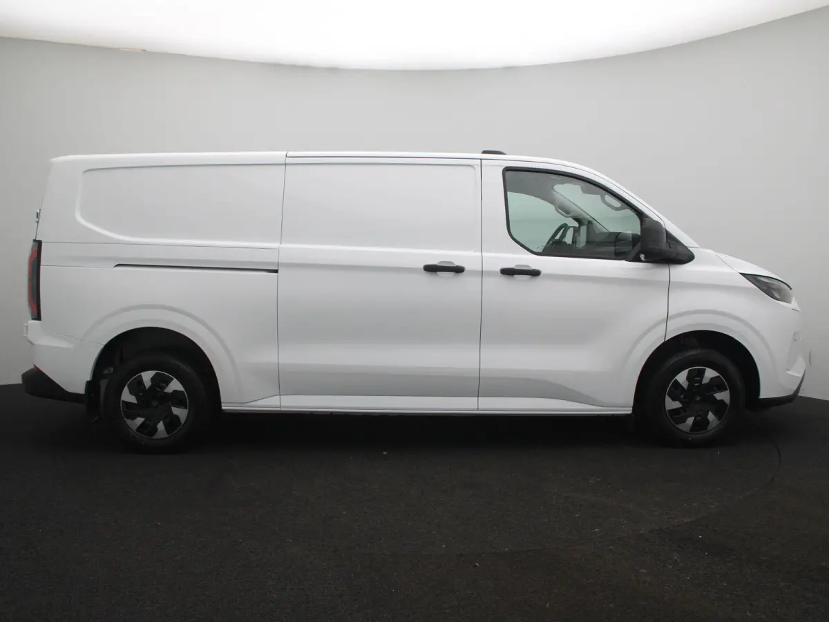 340 L2H1 Trend 71 kWh | Laadvloer bescherming | Trekhaakvoorbereiding | All Weather banden | LED laadruimteverlichting | Bekleding zijwand en achterdeuren |