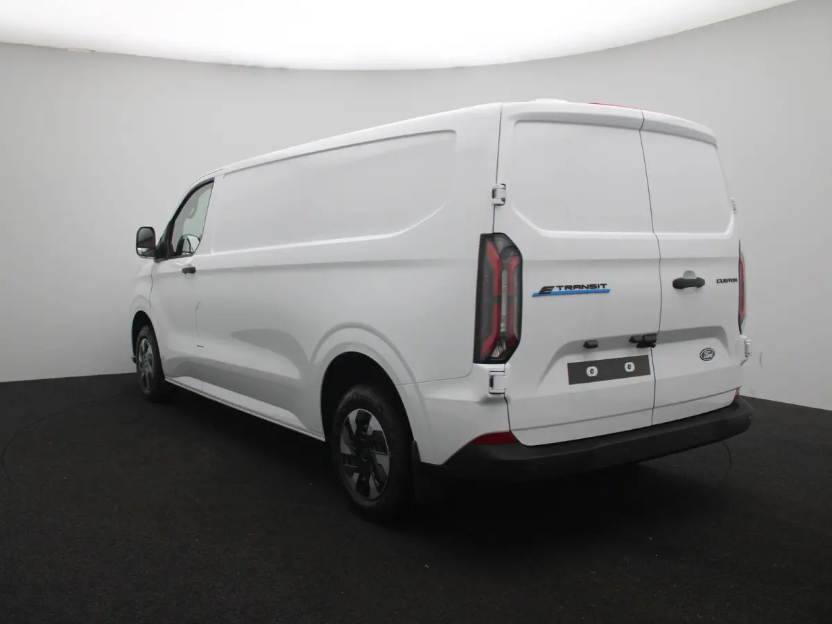 340 L2H1 Trend 71 kWh | Laadvloer bescherming | Trekhaakvoorbereiding | All Weather banden | LED laadruimteverlichting | Bekleding zijwand en achterdeuren |