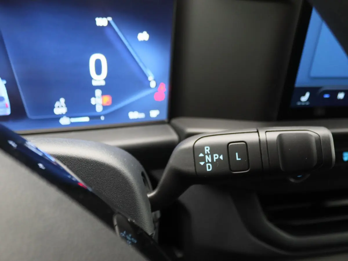 340 L2H1 Trend 71 kWh | Laadvloer bescherming | Trekhaakvoorbereiding | All Weather banden | LED laadruimteverlichting | Bekleding zijwand en achterdeuren |