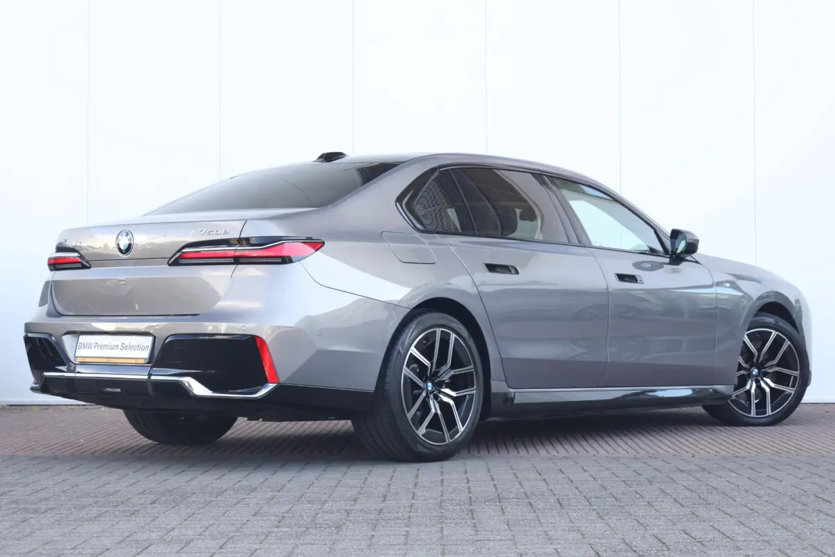 750e xDrive | M-Sport Pakket | Individual Leder | Driving Assistant Professional | Parking Assistant Professional | Active Steering | Climate Acoustics Pack |