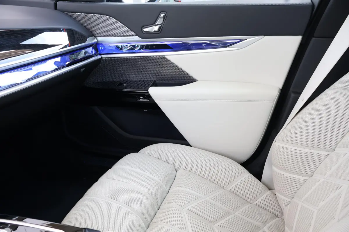 750e xDrive | SoH 100% | M-Sport Pakket | Individual Leder | Driving Assistant Professional | Parking Assistant Professional | Active Steering | Climate Acoustics Pack |