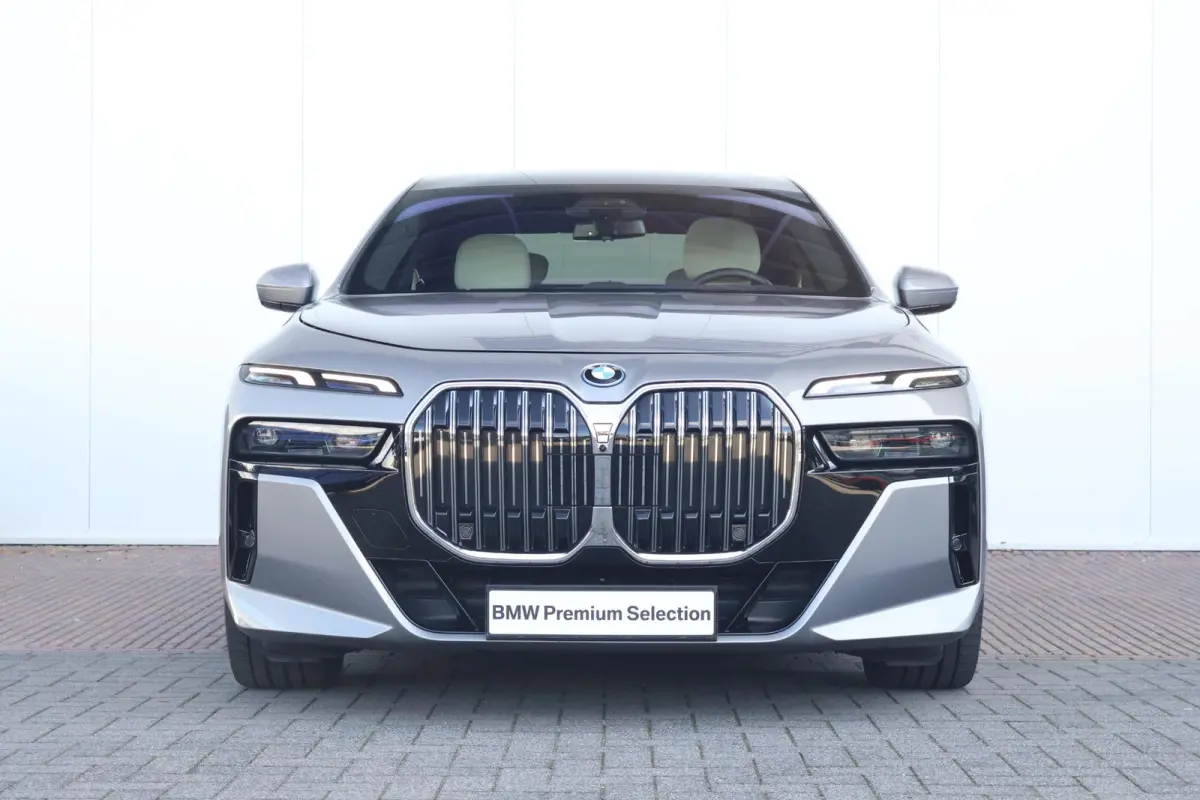 750e xDrive | M-Sport Pakket | Individual Leder | Driving Assistant Professional | Parking Assistant Professional | Active Steering | Climate Acoustics Pack |