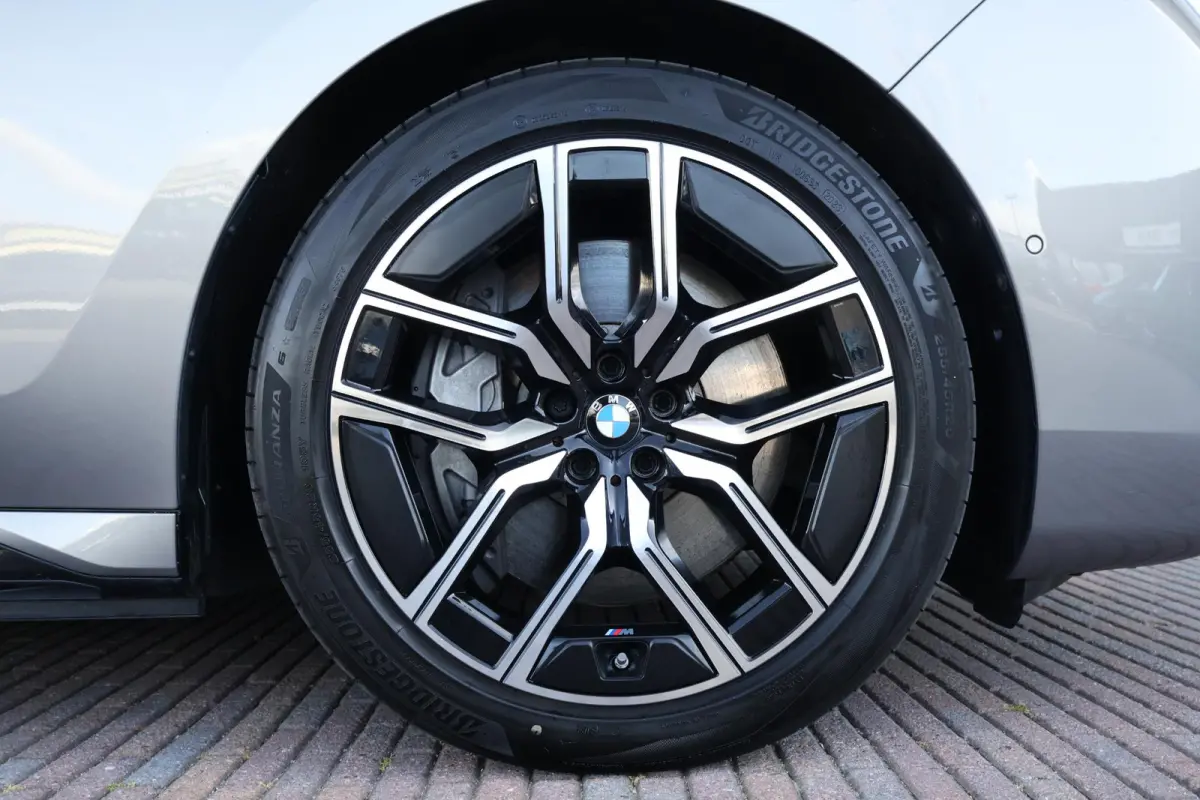 750e xDrive | M-Sport Pakket | Individual Leder | Driving Assistant Professional | Parking Assistant Professional | Active Steering | Climate Acoustics Pack |