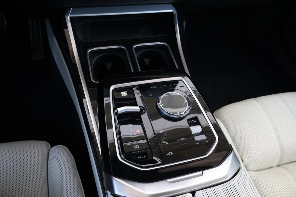 750e xDrive | SoH 100% | M-Sport Pakket | Individual Leder | Driving Assistant Professional | Parking Assistant Professional | Active Steering | Climate Acoustics Pack |