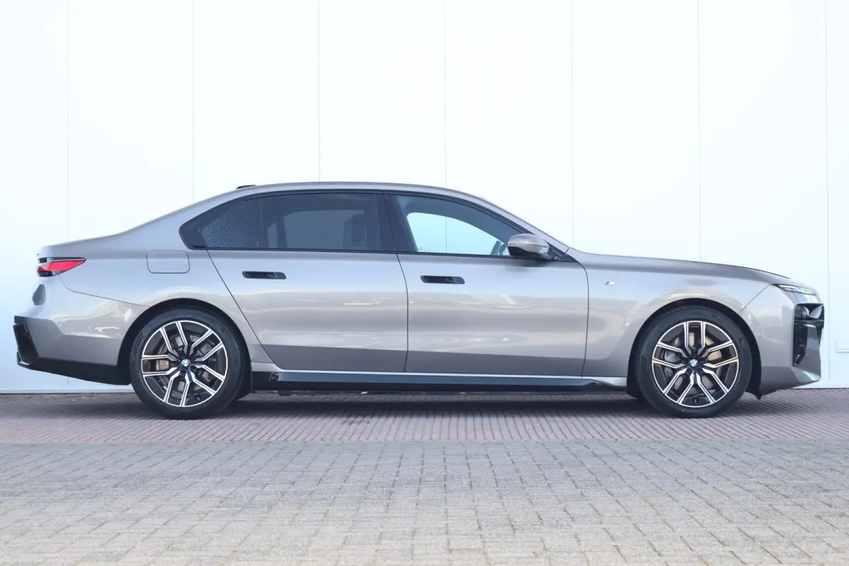 750e xDrive | M-Sport Pakket | Individual Leder | Driving Assistant Professional | Parking Assistant Professional | Active Steering | Climate Acoustics Pack |