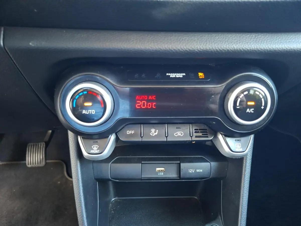1.0 DPi DynamicPlusLine | Lichtmetalen Velgen | Key Less Entry | Privacy Glass | Achteruitrijcamera | Climate Control