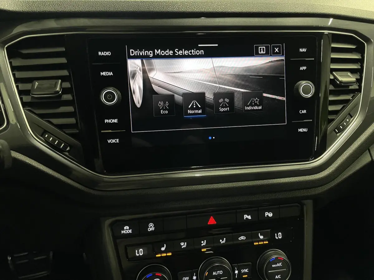 1.5 TSI R-Line/ Cam/ Keyless/ CarPlay/ 19''LMV/ Trekhaak