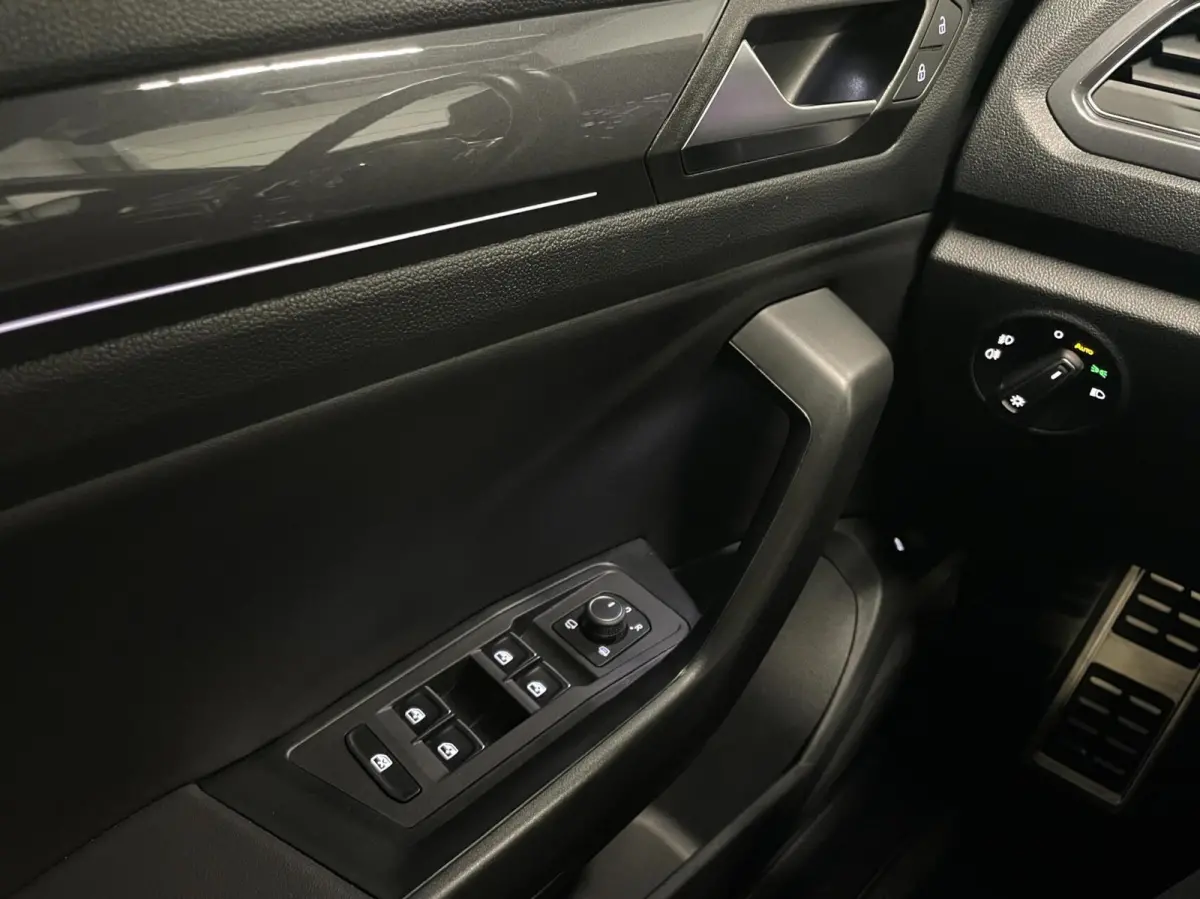 1.5 TSI R-Line/ Cam/ Keyless/ CarPlay/ 19''LMV/ Trekhaak