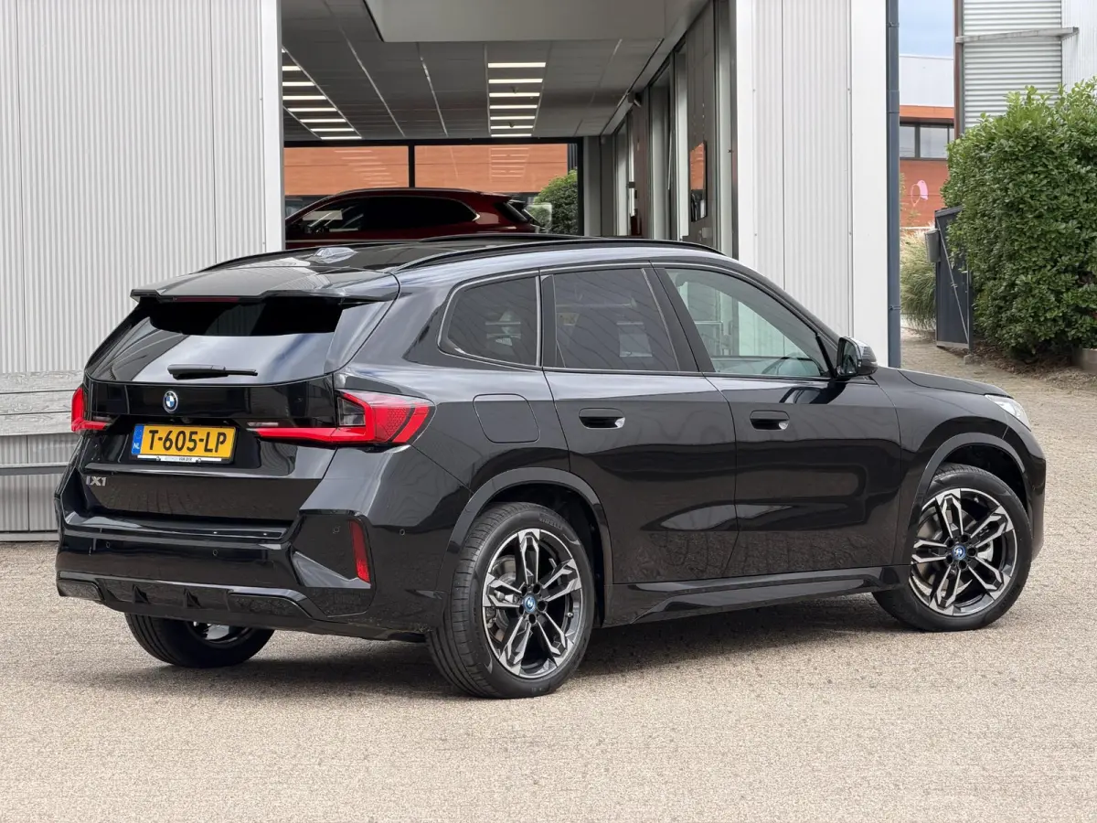 xDrive30 Launch Edition 67 kWh | Pano-Dak/19"/Adapt.Cruise/3D Camera/HUD/Massage/Comfort Access