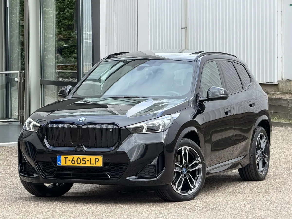 xDrive30 Launch Edition 67 kWh | Pano-Dak/19"/Adapt.Cruise/3D Camera/HUD/Massage/Comfort Access