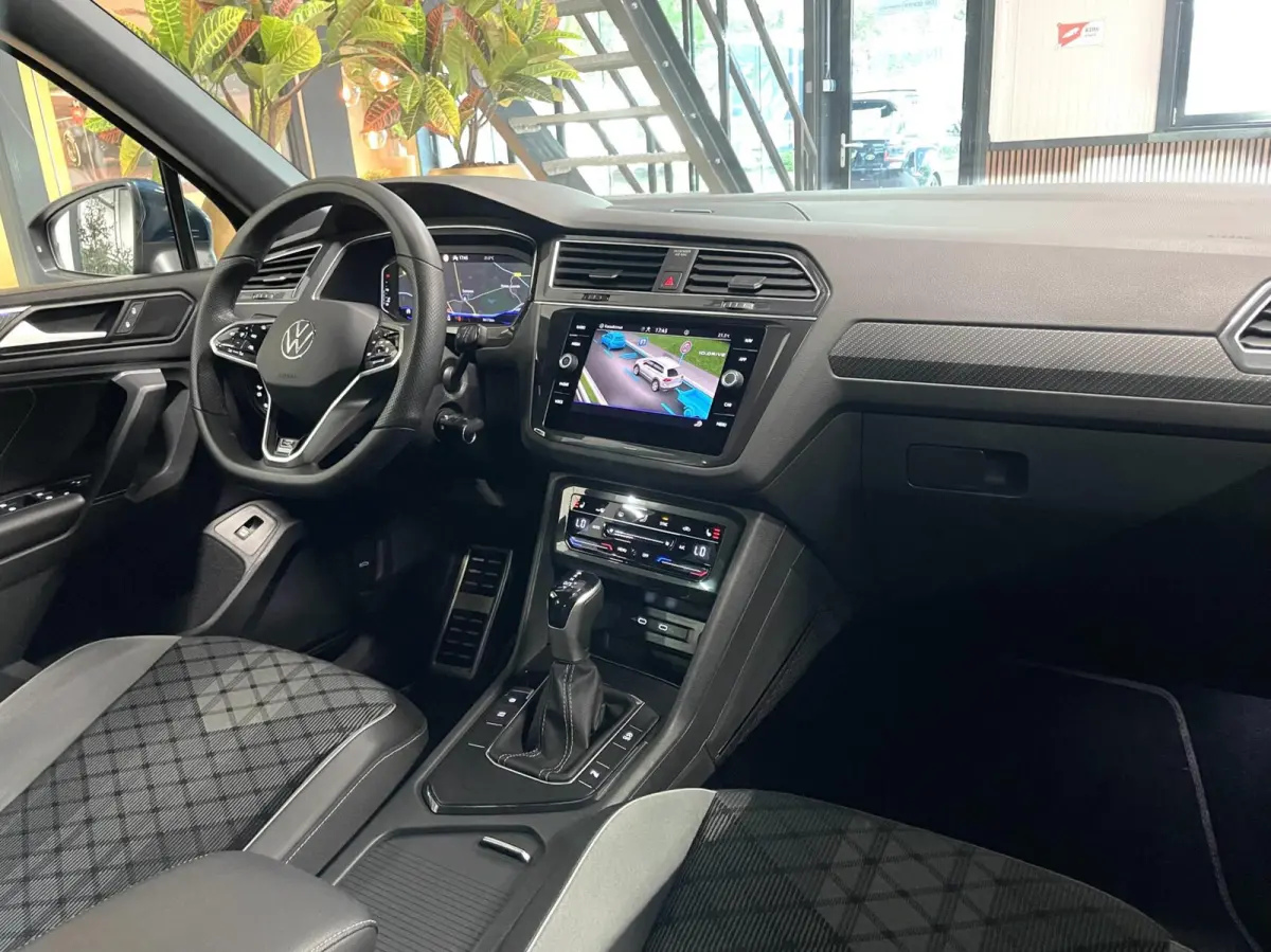 1.5 TSI R-Line/ Cam/ IQ LED/ CarPlay/ Trekhaak/ 19"LMV