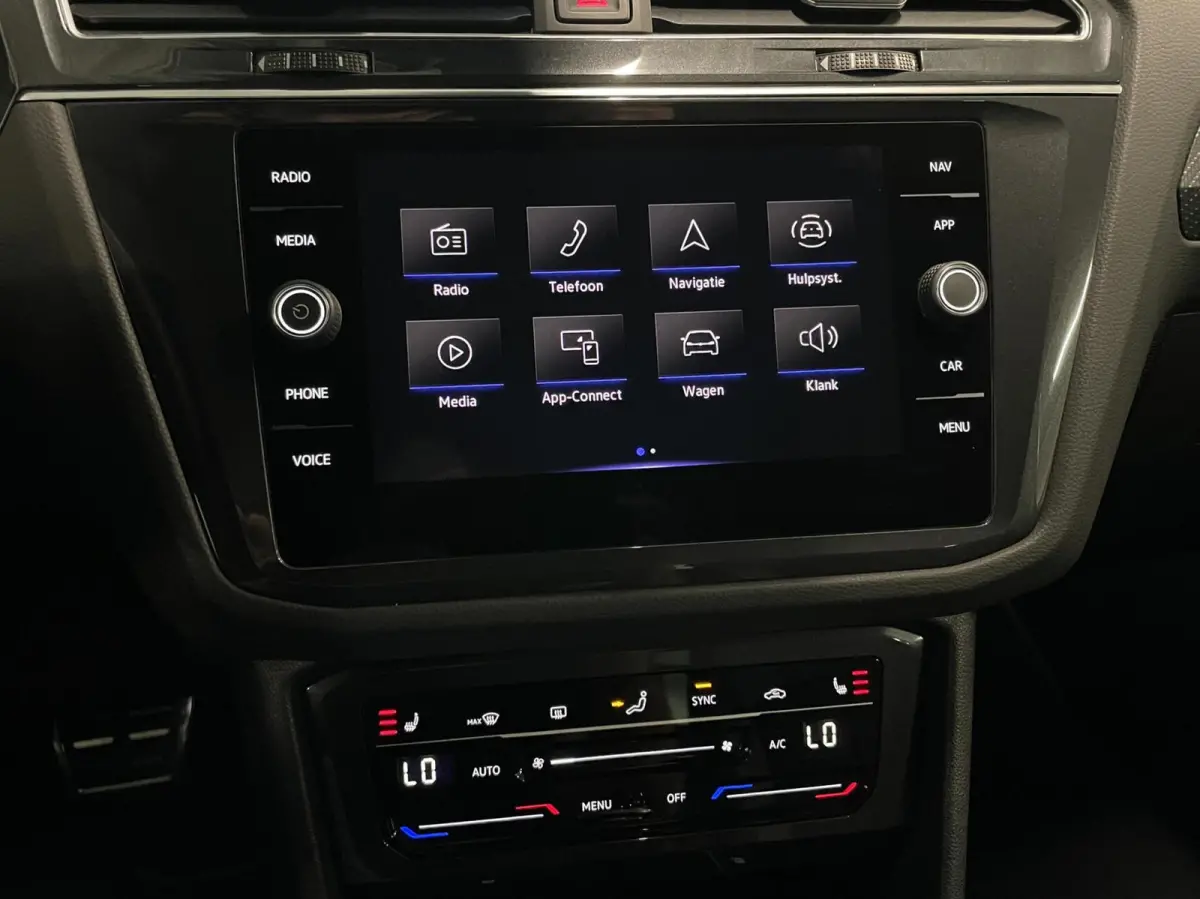 1.5 TSI R-Line/ Cam/ IQ LED/ CarPlay/ Trekhaak/ 19"LMV