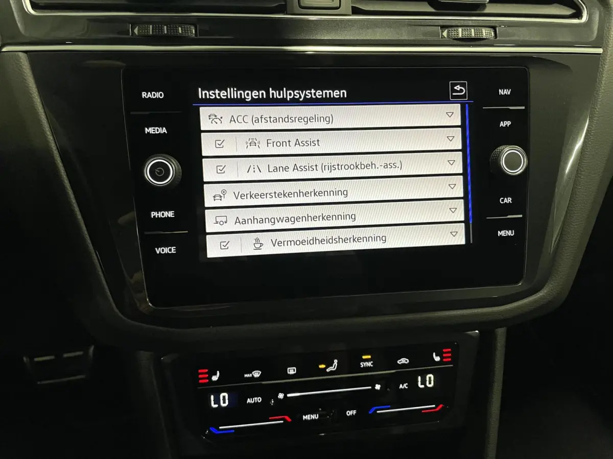 1.5 TSI R-Line/ Cam/ IQ LED/ CarPlay/ Trekhaak/ 19"LMV