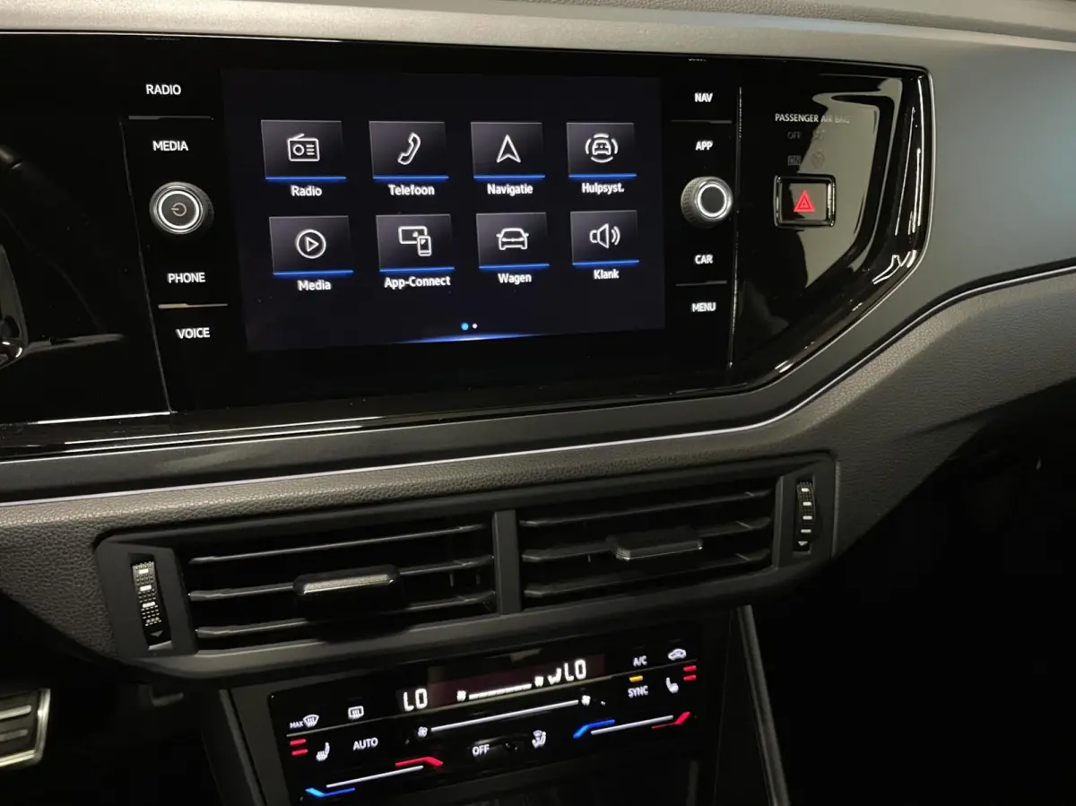 1.0 TSI R-Line Black Style/ Cam/ Keyless/ IQ LED/ 18''LMV/ CarPlay