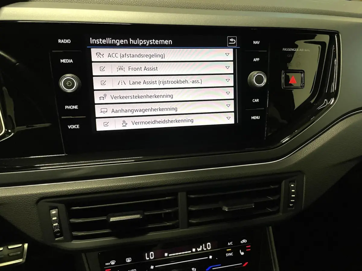 1.0 TSI R-Line Black Style/ Cam/ Keyless/ IQ LED/ 18''LMV/ CarPlay