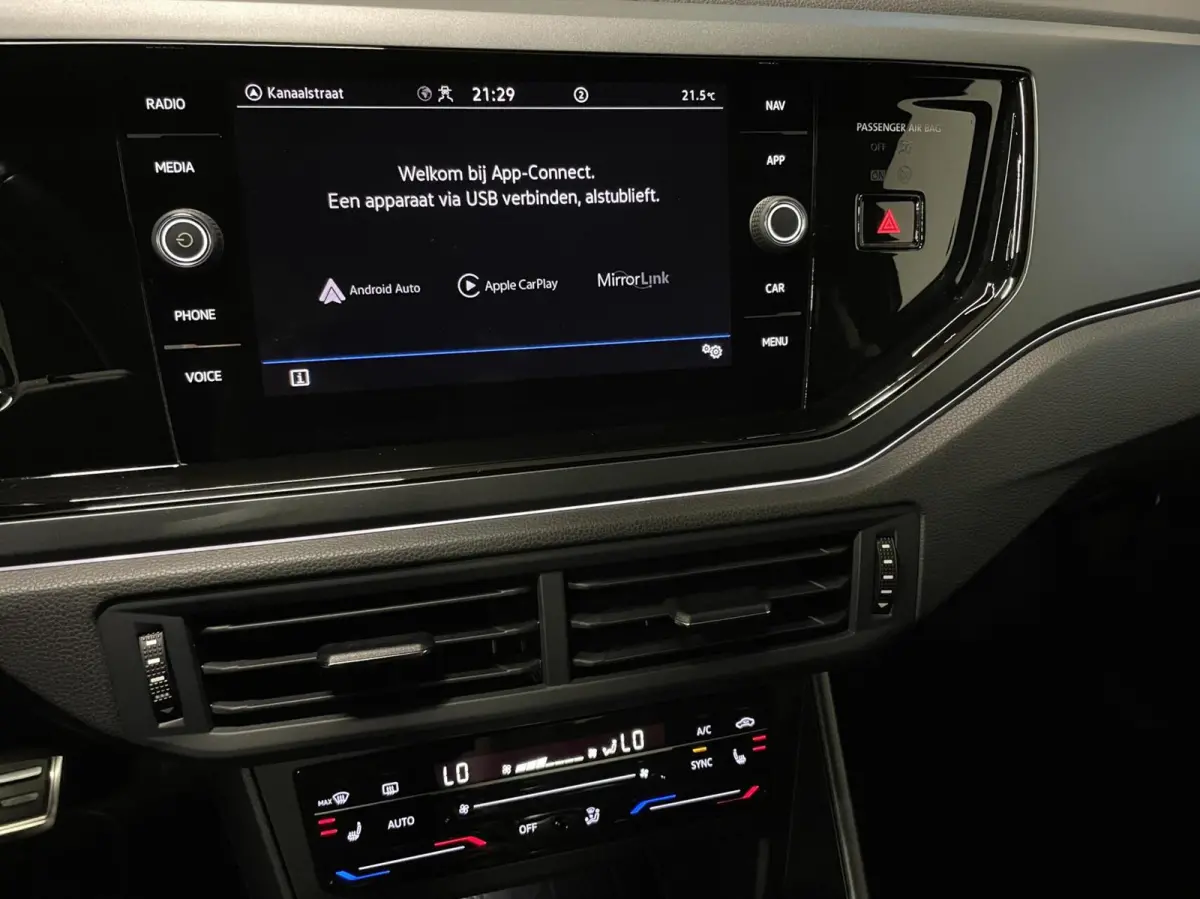 1.0 TSI R-Line Black Style/ Cam/ Keyless/ IQ LED/ 18''LMV/ CarPlay