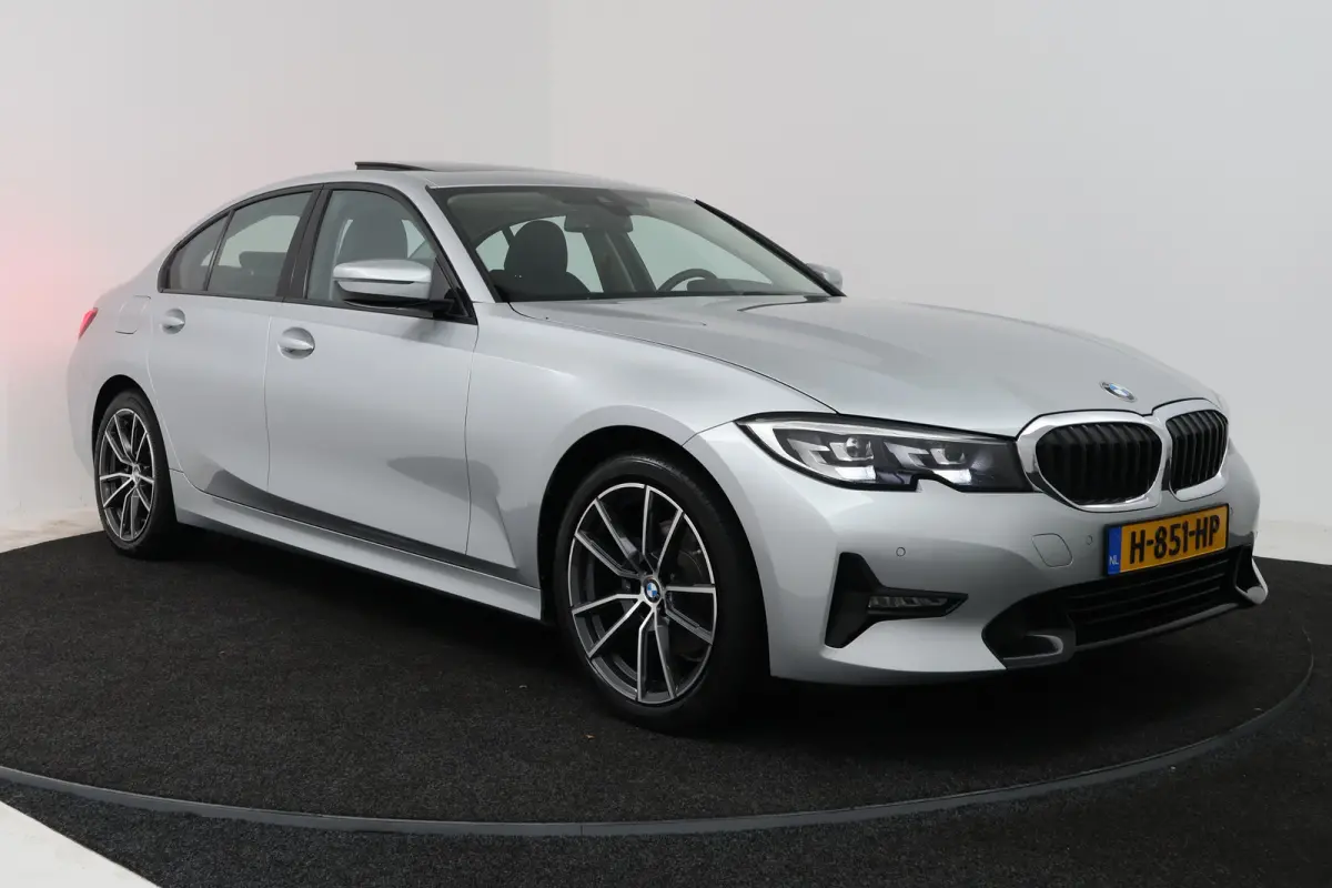 320i Executive Edition (PANORAMADAK, SFEERVERLICHTING, PDC, DEALER ONDERHOUDEN)