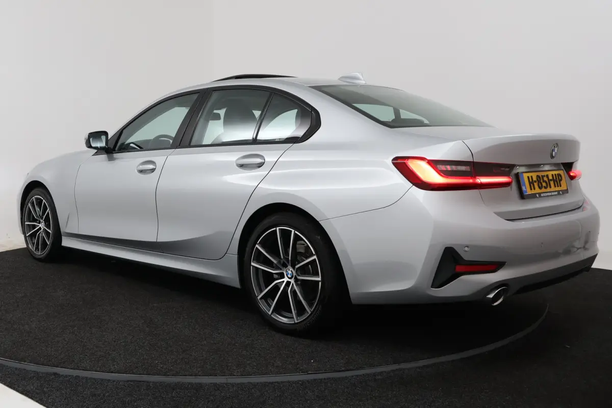 320i Executive Edition (PANORAMADAK, SFEERVERLICHTING, PDC, DEALER ONDERHOUDEN)