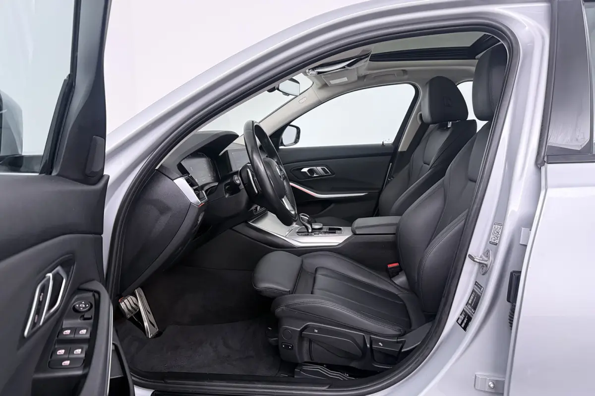 320i Executive Edition (PANORAMADAK, SFEERVERLICHTING, PDC, DEALER ONDERHOUDEN)