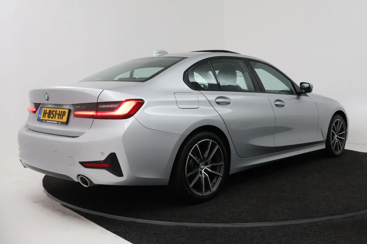320i Executive Edition (PANORAMADAK, SFEERVERLICHTING, PDC, DEALER ONDERHOUDEN)