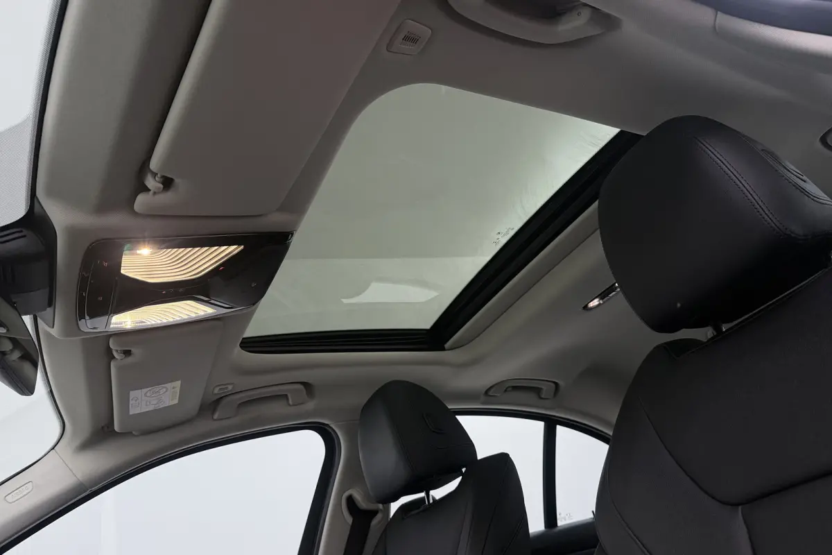 320i Executive Edition (PANORAMADAK, SFEERVERLICHTING, PDC, DEALER ONDERHOUDEN)
