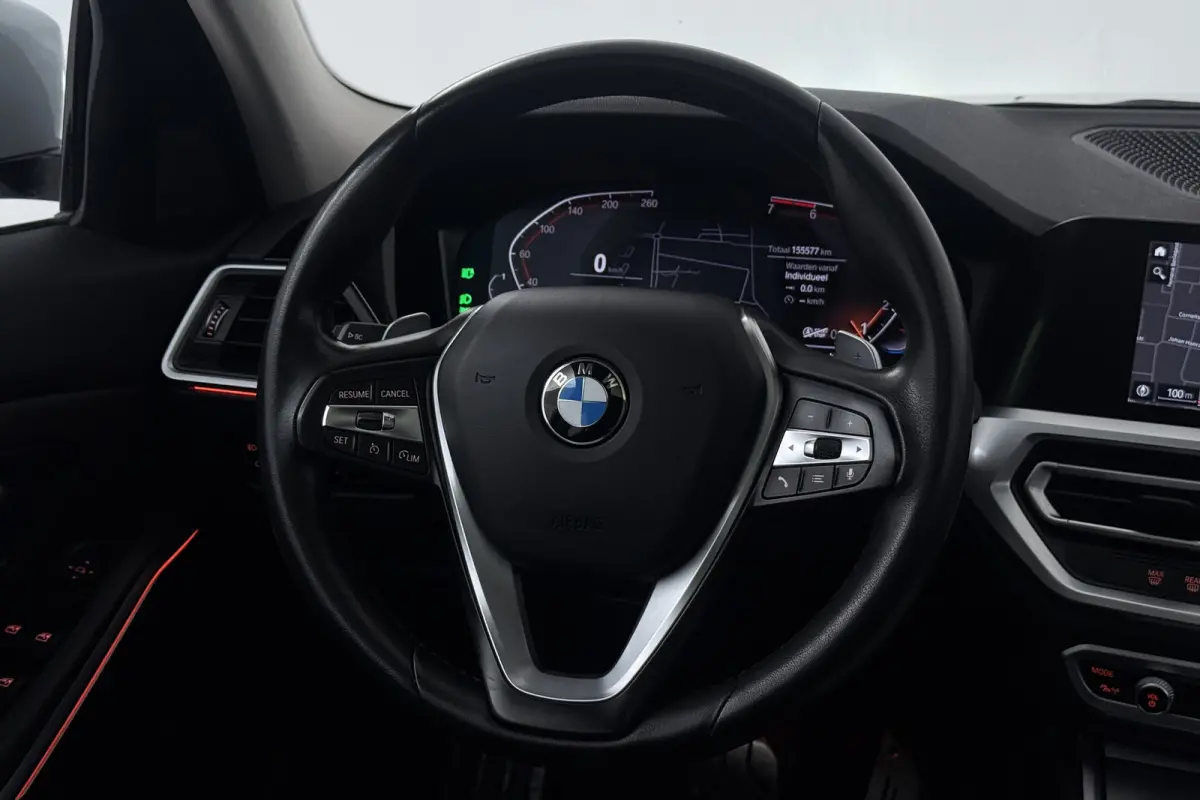 320i Executive Edition (PANORAMADAK, SFEERVERLICHTING, PDC, DEALER ONDERHOUDEN)