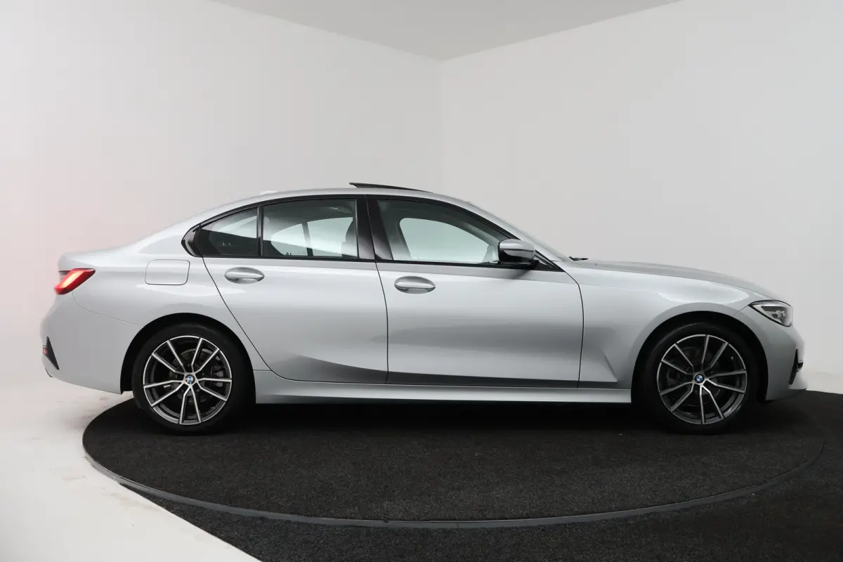 320i Executive Edition (PANORAMADAK, SFEERVERLICHTING, PDC, DEALER ONDERHOUDEN)