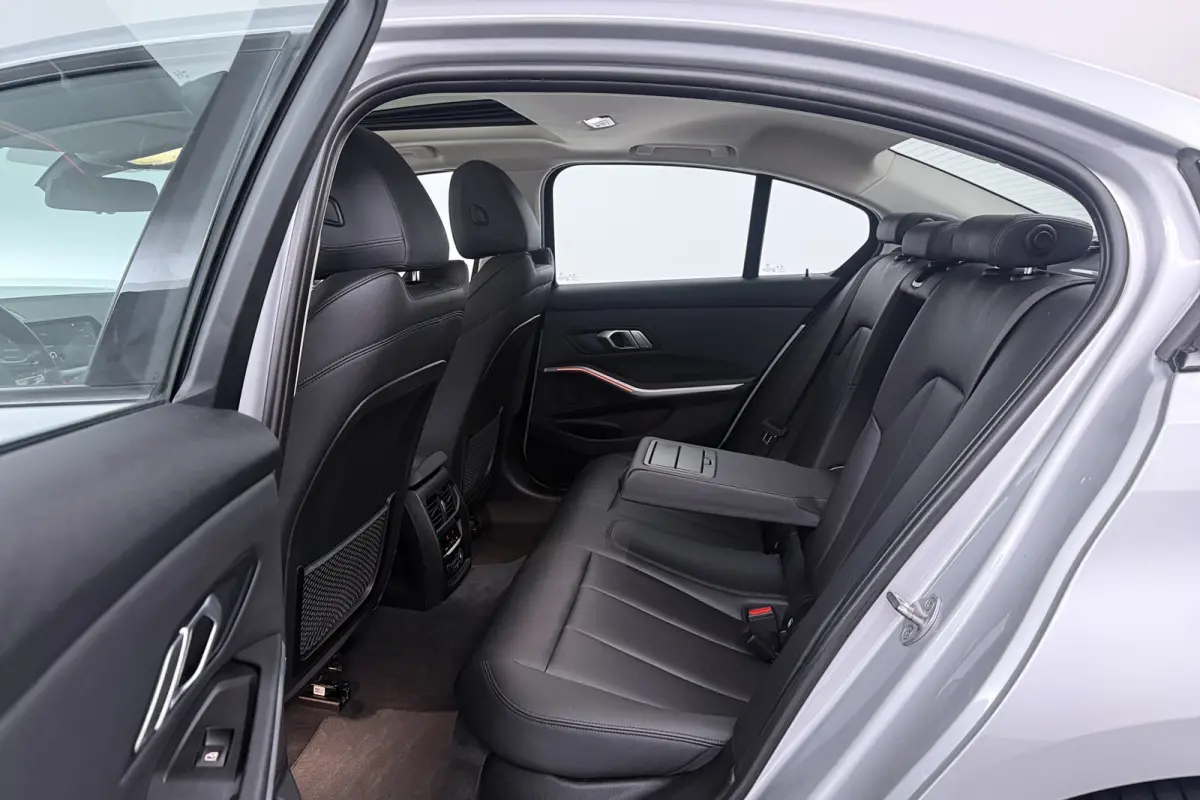 320i Executive Edition (PANORAMADAK, SFEERVERLICHTING, PDC, DEALER ONDERHOUDEN)