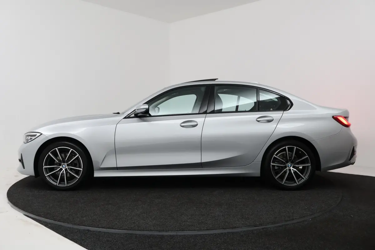 320i Executive Edition (PANORAMADAK, SFEERVERLICHTING, PDC, DEALER ONDERHOUDEN)