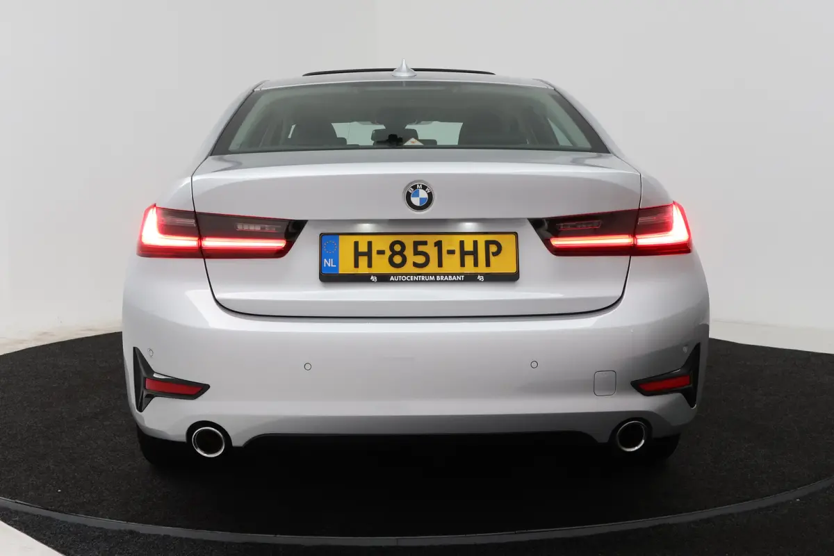320i Executive Edition (PANORAMADAK, SFEERVERLICHTING, PDC, DEALER ONDERHOUDEN)