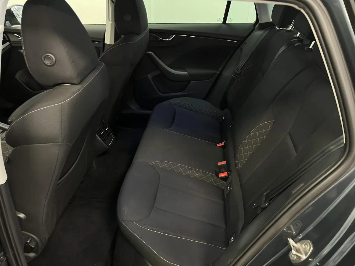 1.0 TSI Business Edition / Digi dashb. / Camera / Climate.c /  /