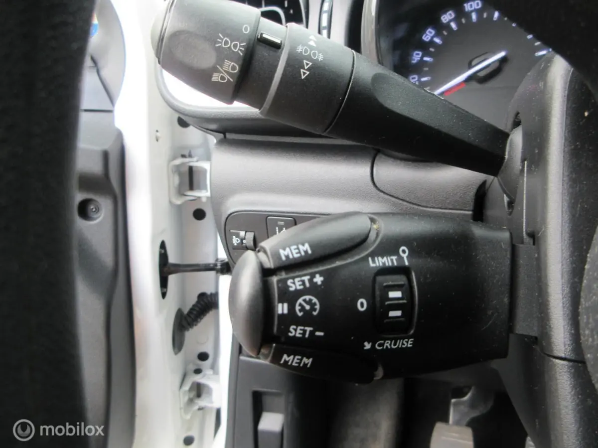 1.2 PureTech Live 5drs 121dkm Navi Cruise Climate
