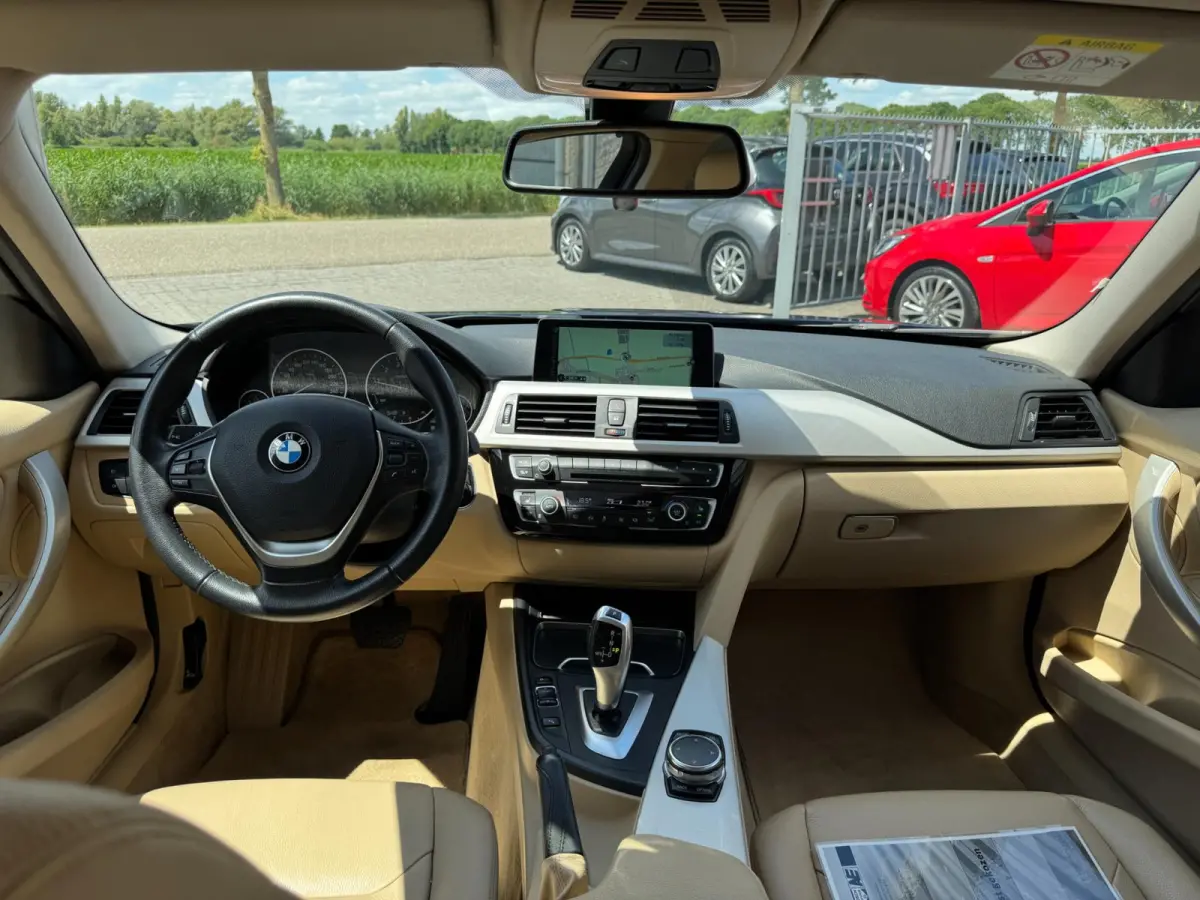 320i High Executive 184 PK / PDC / NAVIGATIE / CRUISE / NL AUTO / LEDER / AUTOMAAT