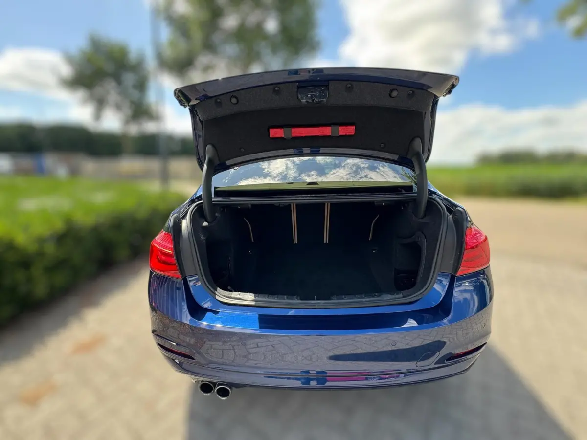 320i High Executive 184 PK / PDC / NAVIGATIE / CRUISE / NL AUTO / LEDER / AUTOMAAT