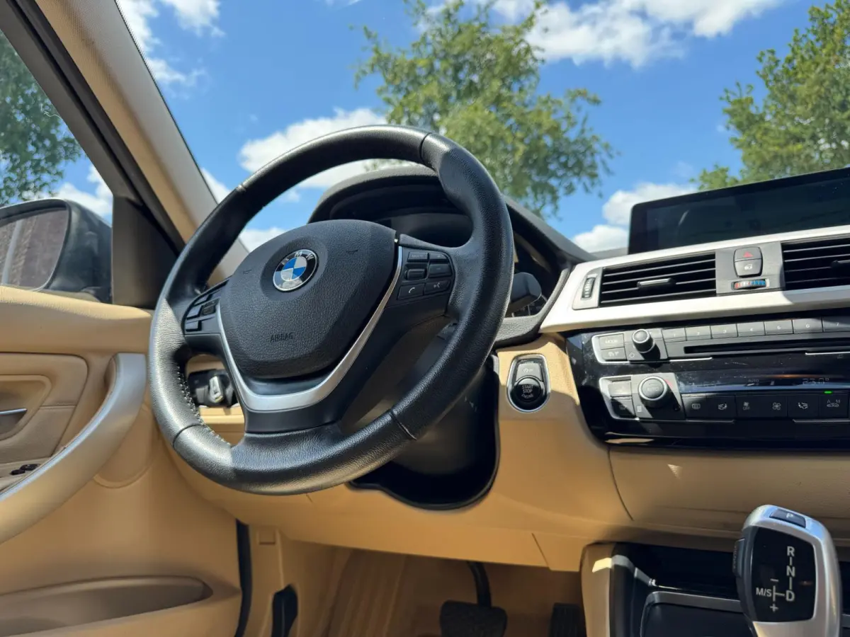 320i High Executive 184 PK / PDC / NAVIGATIE / CRUISE / NL AUTO / LEDER / AUTOMAAT