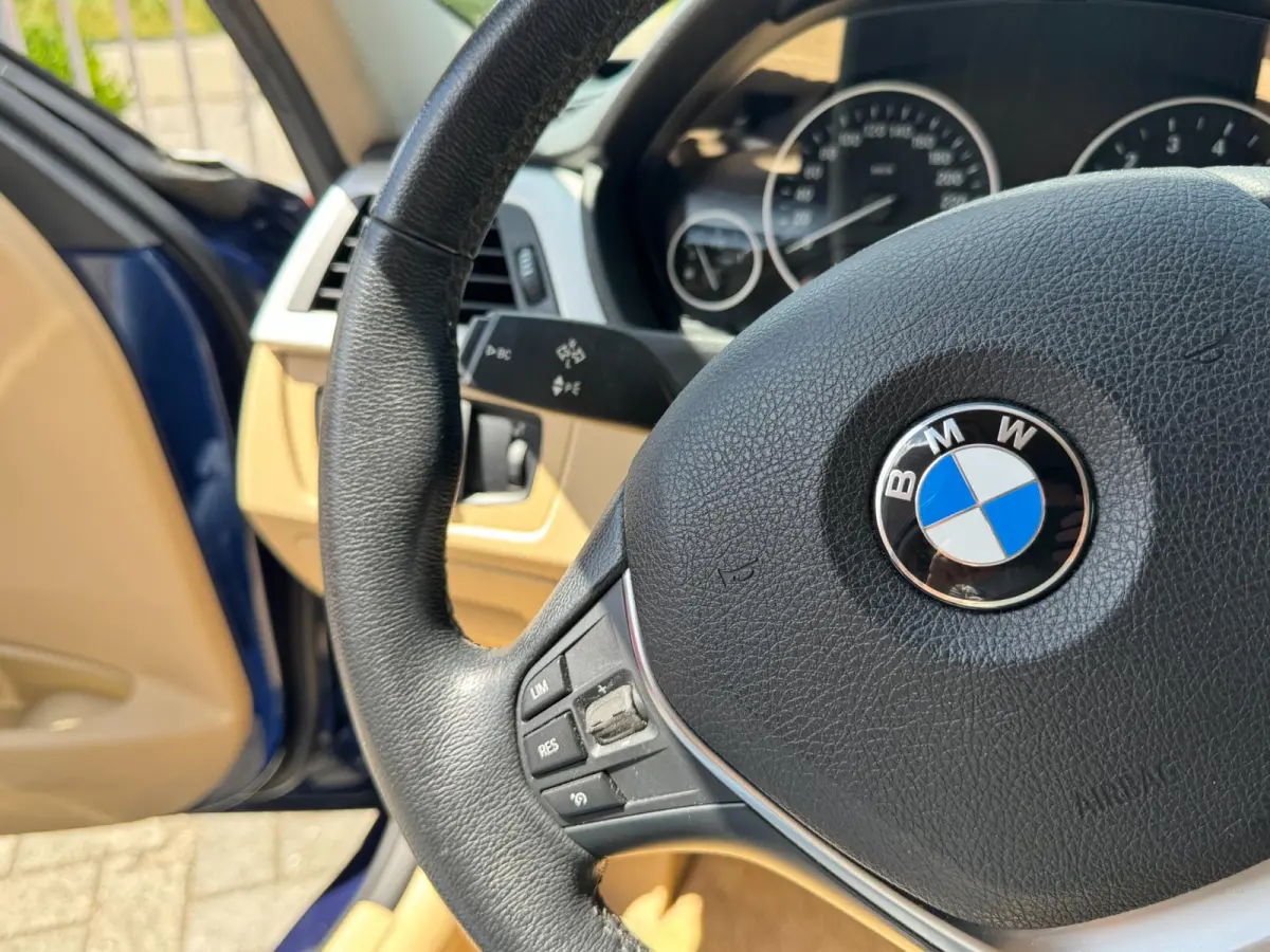 320i High Executive 184 PK / PDC / NAVIGATIE / CRUISE / NL AUTO / LEDER / AUTOMAAT