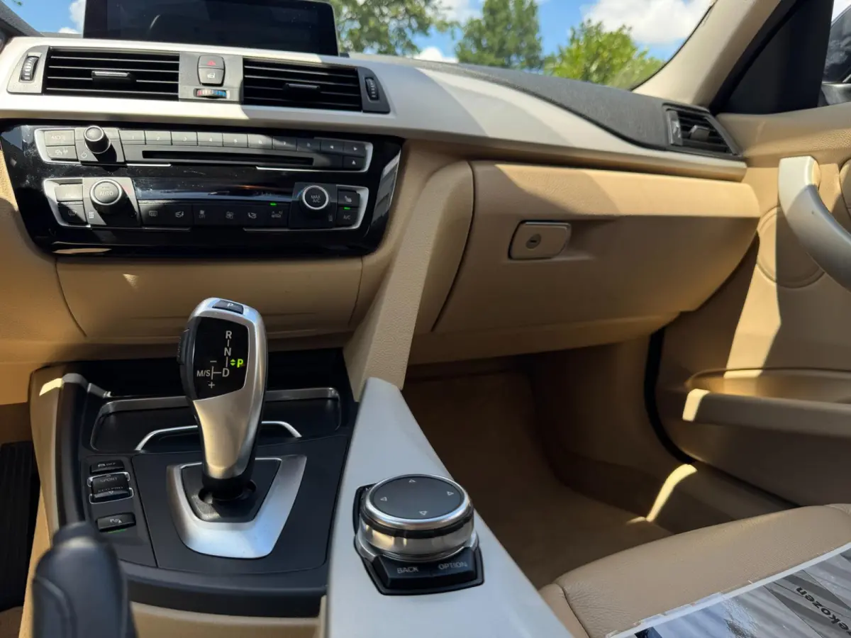 320i High Executive 184 PK / PDC / NAVIGATIE / CRUISE / NL AUTO / LEDER / AUTOMAAT