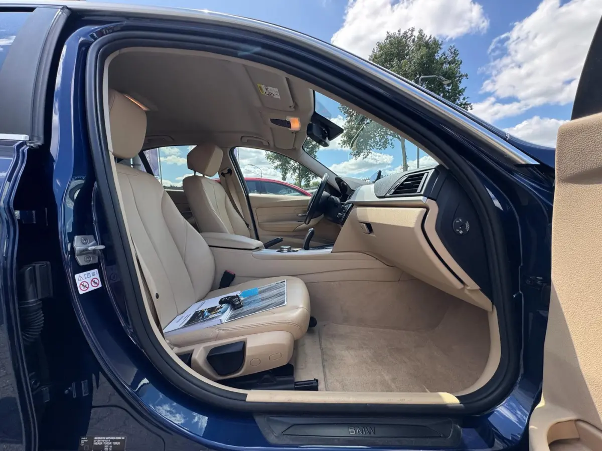 320i High Executive 184 PK / PDC / NAVIGATIE / CRUISE / NL AUTO / LEDER / AUTOMAAT