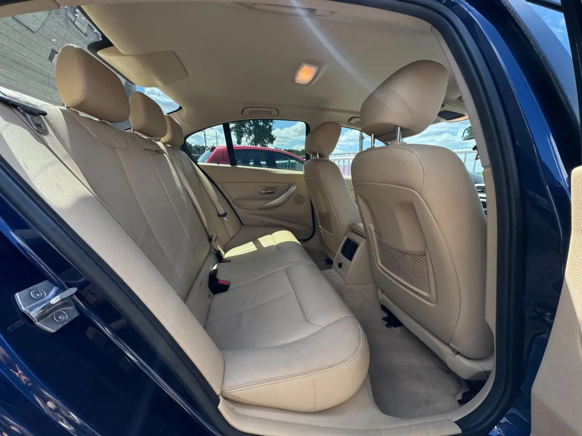 320i High Executive 184 PK / PDC / NAVIGATIE / CRUISE / NL AUTO / LEDER / AUTOMAAT